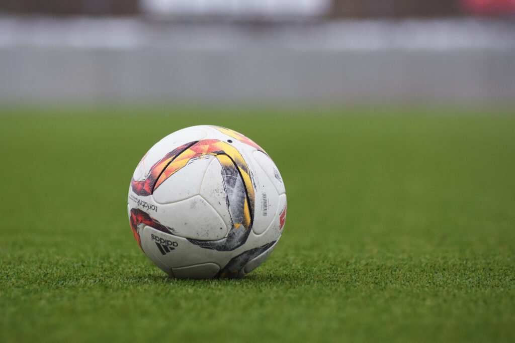 Labda a futballpályán – illusztráció