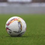 Labda a futballpályán – illusztráció